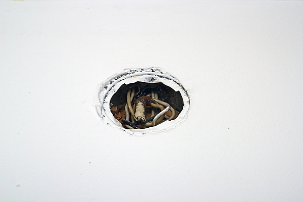 포토 JPG 해외이미지 산업 벽 백그라운드 주택 사람없음 내부 힘 장비 에너지 흰색 네트워크 구멍 연결 위험 보안 전자 철사 스위치 유대감 해외포토 컬러 컨셉 안전 건물 파일형식 이미지허브