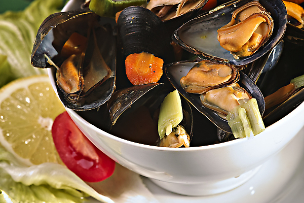 포토 JPG 해외이미지 건강 마늘 요리 사람없음 노란색 식사 당근 액체 사발 수프 지중해 먹기 해산물 홍합 부추 해외포토 바다 컬러 채소 모션 어패류 뿌리채소 사기그릇 파일형식 이미지허브