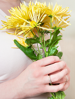 포토 JPG 해외이미지 손 드레스 여자 꽃 꽃다발 결혼 잎 꽃무늬 손가락 결혼식 국화 사랑 이벤트 사람없음 초록색 컬러풀 뷰티 장미 벚꽃 흰색 축하 잡기 우아함 백합 다발 활 부드러움 자수 약혼 파스텔톤 해외포토 레이스천 식물 옷 감정 컬러 컨셉 무늬 모션 사람 신체부위 직물 감각 약속 파일형식 이미지허브