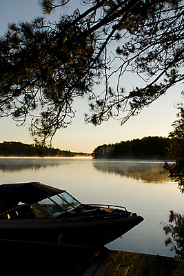 포토 JPG 해외이미지 나무 실루엣 호수 하늘 휴가 휴식 사람없음 물 파란색 평화 일출 일몰 보트 시골집 휴양지 해외포토 자연요소 식물 컬러 컨셉 배_교통 주택 촬영기법 노을 장소 파일형식 이미지허브