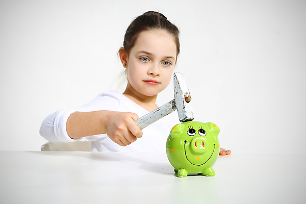 포토 JPG 해외이미지 여자 어린이 컨셉 돈 비즈니스 아이디어 한명 사람 초록색 금융 동전 저축 흰색 잡기 돼지 재산 망치 작음 심볼 투자 이익 욕심 대출 고립 단절 해외포토 1 컬러 포유류 모션 경제 공구 크기 파일형식 이미지허브