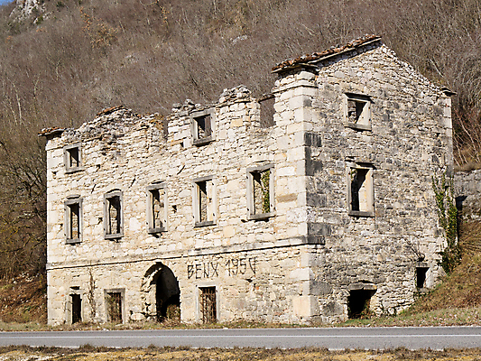 포토 JPG 해외이미지 외관 도로 벽 건축양식 창문 주택 프레임 앉기 사람없음 건물 달리기 농장 손상 바위 시간 재산 수리 숲 가난 버리기 시골집 통과 깨짐 등급 방치 빈민가 옛날 파멸 흑연 오싹 해외포토 건축물 건축 길 컨셉 농업 교통시설 모션 금융 돌_바위 광석 파일형식 소멸 이미지허브