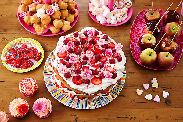 포토 JPG 해외이미지 어린이 음식 분홍색 다이어트 과일 탁자 딸기 디저트 발렌타인데이 사람없음 장식 빨간색 컬러풀 파티 케이크 하트 대접 생일 달콤 맛 설탕 비만 크림 잔치 산딸기 층 해로움 막 맛있는 해외포토 모양 기념일 컬러 가구 컨셉 데이이벤트 건강 사람 이벤트 몸매 파일형식 이미지허브