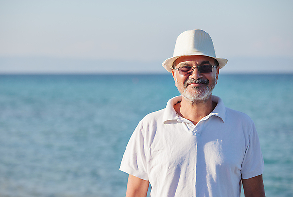 포토 JPG 해외이미지 남자 행복 바다 휴가 휴식 한명 해변 물 맑음 흰색 긍정 해외포토 자연요소 1 감정 컬러 컨셉 날씨 사람 파일형식 이미지허브
