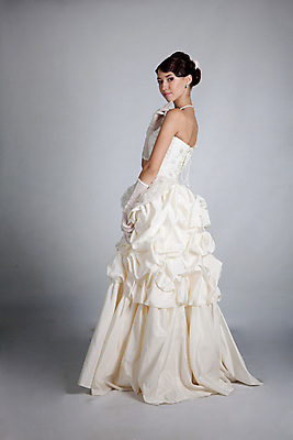 포토 JPG 해외이미지 백인 모델 1 라이프스타일 헤어스타일 응시 드레스 여자 꽃 행복 포즈 결혼 갈색머리 건강 한명 미소 사람 성인 뷰티 유행 흰색 축하 신선 가운 우아함 순수 입술 명상 고립 천진난만 해외포토 서양인 식물 시선 옷 감정 컬러 컨셉 표정 이벤트 생활 신체부위 파일형식 이미지허브