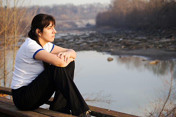 포토 JPG 해외이미지 응시 공원 행복 포즈 자연 갈색머리 건강 한명 미소 풍경 청춘 뷰티 산책 기쁨 달콤 내추럴 러시아인 스타일 해외포토 서양인 1 헤어스타일 시선 공공시설 감정 컨셉 휴식 표정 사람 맛 생태계 파일형식 이미지허브