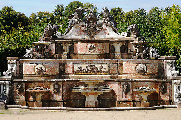 포토 JPG 해외이미지 나무 공원 조각 미술 사람없음 초록색 조각상 정원 궁전 분수 대리석 베르사유 해외포토 식물 공공시설 컬러 고건축 재료 문화예술 조형물 파리_프랑스 파일형식 이미지허브