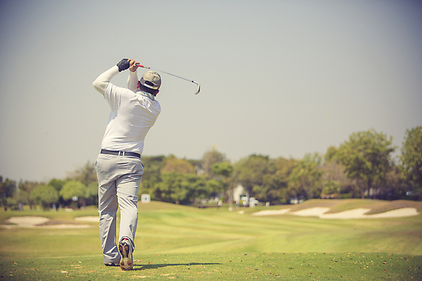 포토 JPG 해외이미지 백인 라이프스타일 남자 실루엣 스포츠 백그라운드 골프 공 자연 놀이 하늘 휴가 휴식 사람 취미 사람없음 야외 초록색 운동 햇빛 태양 일몰 경쟁 게임 시간 운전사 골퍼 강의 철 그네 클럽 슛 골프티 블러 타격 페어웨이 플레이어 해외포토 자연요소 서양인 직업 컬러 컨셉 모션 운동선수 골프용품 촬영기법 건강 생활 구기 노을 생태계 파일형식 이미지허브
