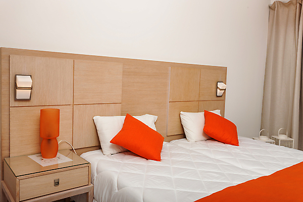 포토 JPG 해외이미지 베개 침구 호텔 휴식 조명 실내 사람없음 인테리어 침대 스탠드 커튼 객실 해외포토 디자인 가구 컨셉 숙소 내부 파일형식 이미지허브