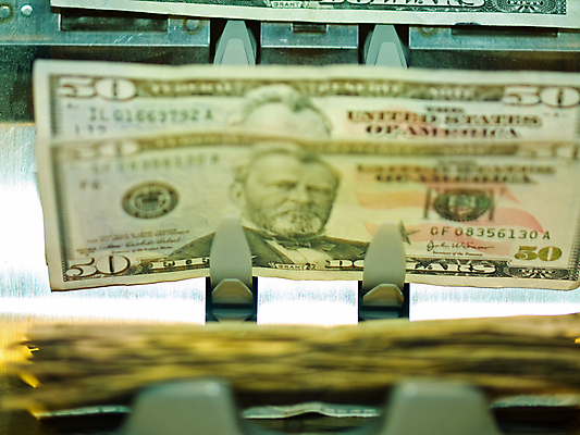 포토 JPG 해외이미지 종이 백그라운드 돈 비즈니스 사람없음 초록색 금융 파란색 숫자 세일 달러 기계 장비 재산 구매 소프트포커스 계산대 서비스 속도 보안 전자 결제 파산 빚 방법 블러 세금 승인 체크아웃 카운트 터미널 해외포토 문자 컬러 촬영기법 안전 경제 쇼핑 파일형식 이미지허브