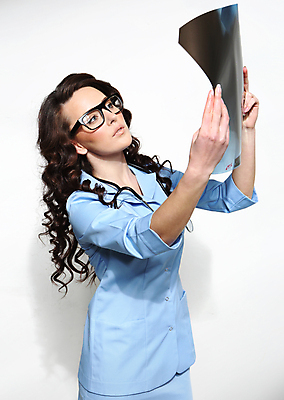 포토 JPG 해외이미지 직업 응시 여자 교육 행복 포즈 백그라운드 유니폼 청진기 노동자 엑스레이 건강 병원 실험 한명 미소 사람 성인 환자 간호사 의사 흰색 업무 자신감 확인 보고서 고립 돌봄 리뷰 해외포토 1 시선 옷 감정 컬러 의학 의료기기 모션 표정 의료진 작업 파일형식 이미지허브