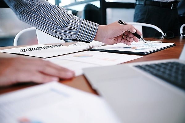 포토 JPG 해외이미지 직업 남자 백그라운드 컨셉 인터넷 회사 비즈니스 성공 그래프 선물 사람 사람없음 금융 노트북 컴퓨터 사무실 알약 펜 자료 업무 비즈니스맨 그룹 시장 결과 토론 분석 보고서 상담 경영자 문서 창업 보여주기 회계 경영 마케팅 투자자 프로젝트 해외포토 모션 경제 전자제품 필기구 약 작업 직장인 리더 투자 자영업 파일형식 이미지허브