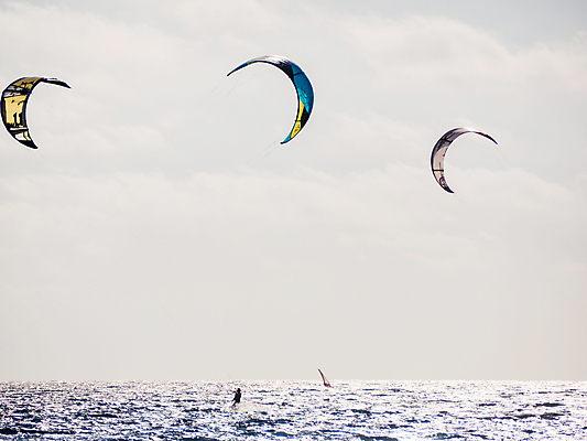 포토 JPG 해외이미지 스포츠 파도 바다 포즈 하늘 바람 사람없음 물 파란색 맑음 서핑 연 속도 해외포토 자연요소 컬러 날씨 놀이용품 수상스포츠 파일형식 이미지허브
