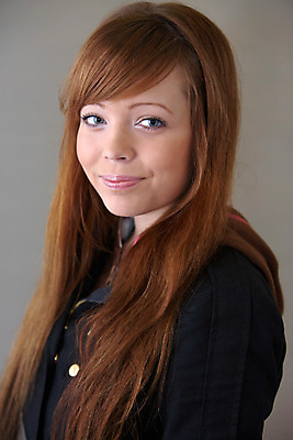 포토 JPG 해외이미지 백인 긴머리 여자 행복 갈색머리 실내 한명 미소 사람 내부 10대 캐주얼 청춘 뷰티 마주보기 재킷 기쁨 자신감 싱글 해외포토 서양인 1 헤어스타일 옷 감정 컨셉 모션 청소년 표정 외투 파일형식 이미지허브