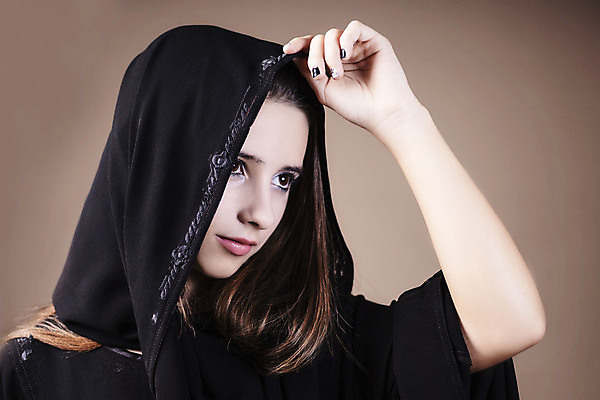 포토 JPG 해외이미지 전통 응시 여자 행복 종교 얼굴 백그라운드 한명 사람 성인 뷰티 머리 검은색 목도리 공백 흰색 관찰 우아함 닫기 이슬람교 사우디아라비아 아랍에미리트 아랍어 조언 해외포토 1 시선 잡화 감정 컬러 컨셉 중동 모션 신체부위 파일형식 이미지허브