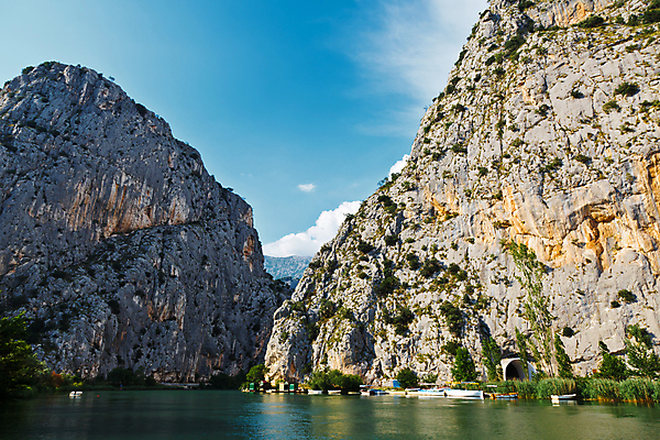 포토 JPG 해외이미지 구름 공원 유럽 바다 자연 휴가 산 항해 풍경 경사 사람없음 야외 초록색 물 파란색 강 컬러풀 뷰티 노란색 여행객 골짜기 절벽 만 보트 터널 지중해 순수 에메랄드 장면 암초 해적 타운 크로아티아 다리찢기 옛날 해외포토 자연요소 공공시설 나라 길 컬러 컨셉 배_교통 모션 사람 도시 보석 도둑 생태계 파일형식 이미지허브