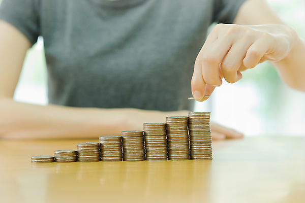 포토 JPG 해외이미지 1 손 여자 컨셉 돈 비즈니스 사업가 사람 사람없음 금융 경제 쌓기 동전 저축 성장 기둥 잡기 비즈니스맨 황금 주식 책상 투자 상업 상승 이익 회계 대출 수입 투자자 비용 해외포토 직업 남자 건축 가구 모션 신체부위 직장인 재산 파일형식 이미지허브