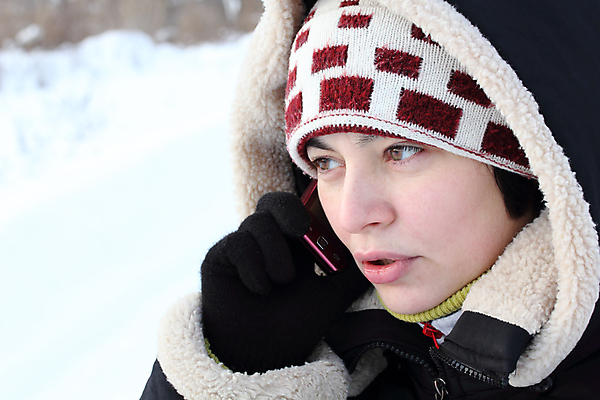 포토 JPG 해외이미지 백인 모자 옷 계절 여자 행복 얼굴 생각 겨울 통신 갈색머리 털 따뜻함 말하기 한명 사람 성인 스마트폰 뷰티 추위 코트 반지 시원함 긍정 부름 소통 고립 배려 해외포토 서양인 1 헤어스타일 잡화 감정 컨셉 장신구 모션 신체부위 핸드폰 스마트기기 외투 파일형식 이미지허브