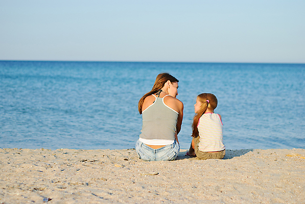 포토 JPG 해외이미지 백인 라이프스타일 딸 행복 어린이 모래 바다 여행 가족 관계 하늘 엄마 휴가 휴식 함께함 사랑 사람 성인 야외 두명 물 태양 새벽 육아 아내 해외포토 자연요소 서양인 감정 컨셉 생활 파일형식 이미지허브