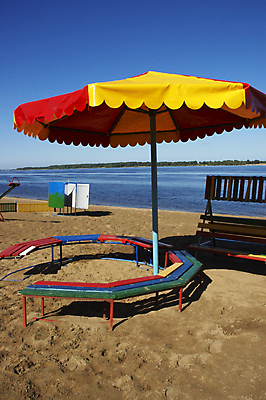 포토 JPG 해외이미지 선 벤치 우산 하늘 아침 휴가 휴식 미술 앉기 사람없음 빨간색 초록색 물 파란색 빛 강 태양 노란색 젖음 시간 선탠 양산 가림막 떠남 차양 해외포토 주간 자연요소 컬러 컨셉 의자 모션 문화예술 파일형식 이미지허브