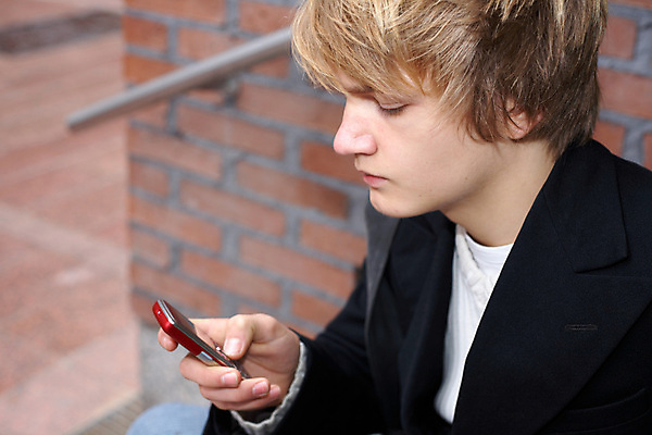 포토 JPG 해외이미지 백인 학생 라이프스타일 외관 남자 남학생 셔츠 통신 청소년 모바일 짧은머리 거리 세포 대화 한명 사람 야외 10대 캐주얼 스마트폰 청춘 재킷 잡기 도시 스웨터 설정 양모 혼자 해외포토 서양인 1 헤어스타일 옷 컨셉 상의 모션 말하기 생활 핸드폰 스마트기기 외투 직물 파일형식 이미지허브