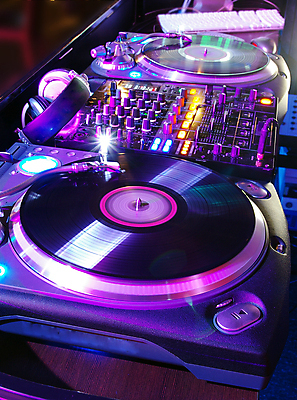 포토 JPG 해외이미지 음악 탁자 사람없음 소리 콘서트 음악가 디스크 홀 야간 연결 믹서 DJ 클럽 디스코 회전 시스템 비닐 해외포토 자연요소 직업 가구 재질 문화예술 공연 공간 춤 질병 파일형식 이미지허브