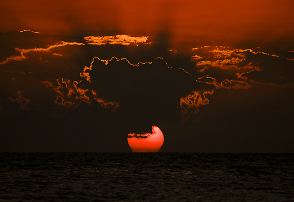 포토 JPG 해외이미지 구름 계절 실루엣 파도 바다 여행 백그라운드 오렌지 자연 하늘 날씨 휴가 풍경 사람없음 빨간색 물 여름 빛 컬러풀 햇빛 태양 반사 노란색 일출 맑음 황혼 일몰 새벽 황금 저녁 수평선 해외포토 자연요소 컬러 과일 촬영기법 노을 야간 생태계 파일형식 이미지허브