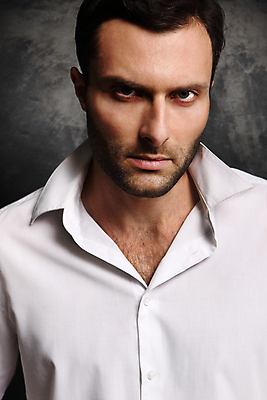 포토 JPG 해외이미지 백인 모델 1 응시 남자 얼굴 백그라운드 셔츠 비즈니스 성공 노동자 한명 미소 사람 정장 성인 금발 유행 검은색 어둠 흰색 표현 업무 비즈니스맨 자신감 경영자 경영 고립 정중 스타일 해외포토 서양인 직업 헤어스타일 시선 옷 감정 컬러 컨셉 상의 표정 신체부위 작업 직장인 리더 파일형식 이미지허브