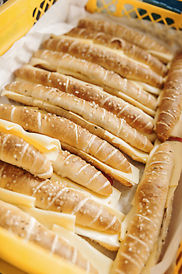 포토 JPG 해외이미지 전통 음식 빵 치즈 요리 사람없음 세로 갈색 노란색 바구니 식당 빵집 신선 막대기 그룹 오스트리아 맛 아침식사 굽기 먹기 가득함 상쾌 소금 흙더미 내추럴 입가심 절임 짠맛 페스츄리 브레첼 맛있는 해외포토 감정 유럽 컬러 컨셉 모션 디저트 유제품 상점 식사 흙 구이 파일형식 더미 이미지허브