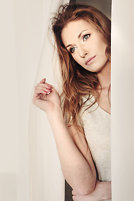 포토 JPG 해외이미지 백인 1 응시 여자 얼굴 포즈 갈색머리 한명 사람 20대 성인 갈색 유행 목도리 낭만 슬픔 흰색 신선 커튼 화려 우아함 순수 배려 혼자 해외포토 서양인 헤어스타일 시선 잡화 감정 컬러 컨셉 청년 신체부위 파일형식 이미지허브