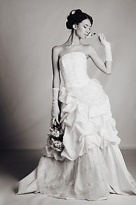 포토 JPG 해외이미지 백인 모델 1 라이프스타일 헤어스타일 응시 드레스 여자 꽃 행복 포즈 결혼 갈색머리 건강 한명 미소 사람 성인 뷰티 유행 흰색 축하 신선 가운 우아함 순수 입술 명상 고립 천진난만 해외포토 서양인 식물 시선 옷 감정 컬러 컨셉 표정 이벤트 생활 신체부위 파일형식 이미지허브