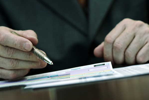 포토 JPG 해외이미지 손 종이 비즈니스 손가락 설계 사람 사람없음 사무실 펜 엄지손가락 기록 작업 비즈니스맨 닫기 계획 계약 사인 그림 문서 결재 해외포토 남자 컨셉 모션 신체부위 필기구 직장인 파일형식 이미지허브