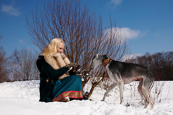 포토 JPG 해외이미지 동물 백인 1 옷 여자 2 겨울 자연 털 한명 앉기 야외 가로 초록색 파란색 반려동물 금발 햇빛 유행 맑음 검은색 희망 산책 회색 흰색 개 숲 사냥개 육식동물 사냥꾼 돌봄 해외포토 서양인 직업 헤어스타일 계절 감정 컬러 포유류 모션 날씨 휴식 사람 태양 생태계 파일형식 이미지허브