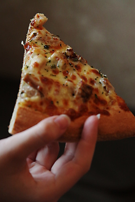 포토 JPG 해외이미지 접시 손 음식 빵 손가락 치즈 피자 건강 육류 돼지고기 요리 사람 사람없음 식사 저녁식사 치킨 이탈리아 소고기 껍질 입 맛 작음 케첩 굽기 먹기 입술 준비 반죽 칼로리 점심식사 미니 칼슘 맛있는 해외포토 식기 유럽 컨셉 식재료 모션 유제품 패스트푸드 서양음식 신체부위 소스_음식 크기 구이 닭고기요리 파일형식 이미지허브