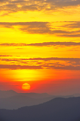 포토 JPG 해외이미지 구름 공원 여행 백그라운드 오렌지 자연 하늘 아침 날씨 산 풍경 사람없음 야외 파란색 빛 햇빛 태양 뷰티 노란색 평화 일출 환경 계곡 안개 흰색 숲 언덕 내추럴 뿌연 전국 수평선 막 해외포토 주간 자연요소 공공시설 컬러 컨셉 과일 노을 생태계 파일형식 이미지허브