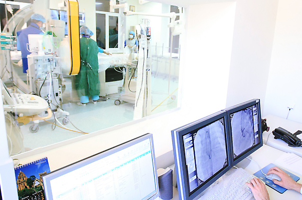 포토 JPG 해외이미지 직업 남자 유니폼 인터넷 노동자 병원 실험 가면 사람 성인 사람없음 가로 컴퓨터 약 모니터 장비 의사 하트 램프 작업 기술자 질병 쥐 감시 외과 순서 돌봄 해외포토 모양 옷 의학 모션 조명 전자제품 의료진 설치류 파일형식 이미지허브