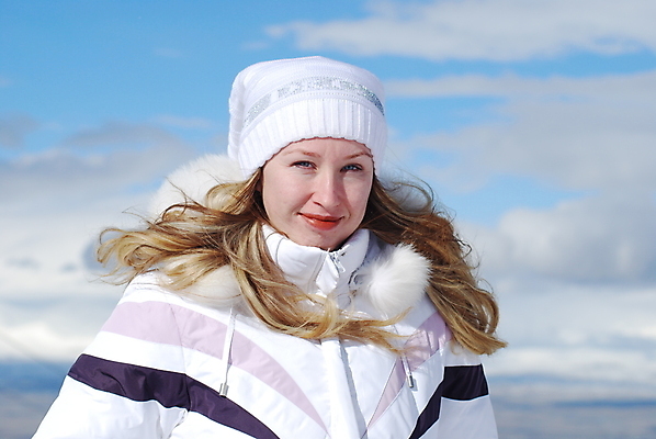 포토 JPG 해외이미지 여자 스포츠 겨울 한명 미소 재킷 흰색 스노우보더 해외포토 1 계절 컬러 운동선수 표정 사람 외투 파일형식 이미지허브