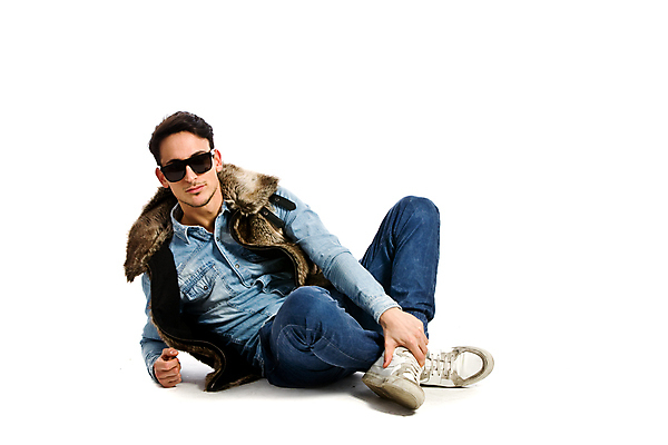 포토 JPG 해외이미지 백인 운동화 신발 컨셉 한명 미소 소년 유행 환경 흰색 도시 트레이너 고립 해외포토 서양인 1 남자 어린이 컬러 표정 사람 헬스 파일형식 이미지허브