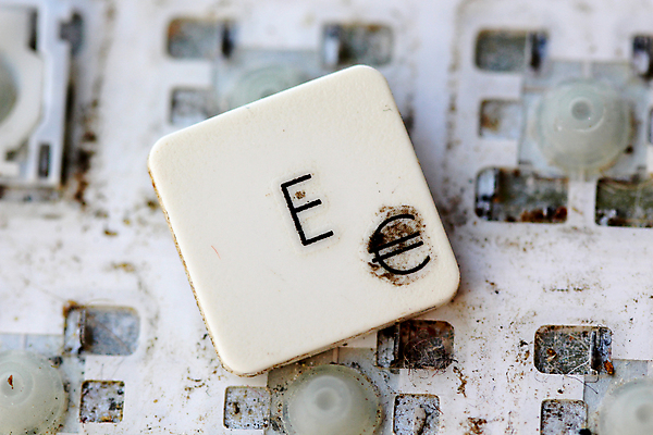 포토 JPG 해외이미지 교육 사람없음 사무실 노란색 검은색 공백 손상 회색 유로 기구 키보드 얼룩 닫기 E 플라스틱 편지 재활용품 옛날 레터링 해외포토 알파벳 컬러 컨셉 돈 비즈니스 모션 재질 재활용 파일형식 이미지허브