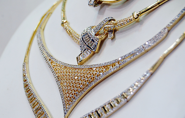 포토 JPG 해외이미지 디자인 패턴 장신구 선물 사람없음 장식 귀걸이 반지 황금 보석 소중 오브젝트 귀 해외포토 컨셉 무늬 신체부위 광석 파일형식 이미지허브