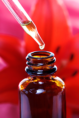 포토 JPG 해외이미지 식물 꽃 음식 잎 꽃무늬 재료 자연 유리 건강 사람없음 치료 빨간색 뷰티 약 신선 약초 기름 백합 허브 향수 유기농 향기 아로마 향 아로마테라피 조제 내추럴 에센스 추출 치료제 해외포토 웰빙 컬러 무늬 의학 재질 화장품 풀_식물 생태계 냄새 만들기 테라피 파일형식 이미지허브