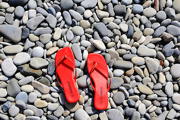 포토 JPG 해외이미지 모래 신발 휴가 휴식 사람없음 빨간색 여름 조약돌 해외포토 계절 컬러 컨셉 돌_바위 파일형식 이미지허브