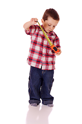 포토 JPG 해외이미지 백인 1 남자 어린이 백그라운드 장난 놀이 한명 서기 사람 소년 컬러풀 흰색 공구 작업 측정 테이프 강렬 고립 해외포토 서양인 컬러 모션 문구용품 도구 파일형식 이미지허브