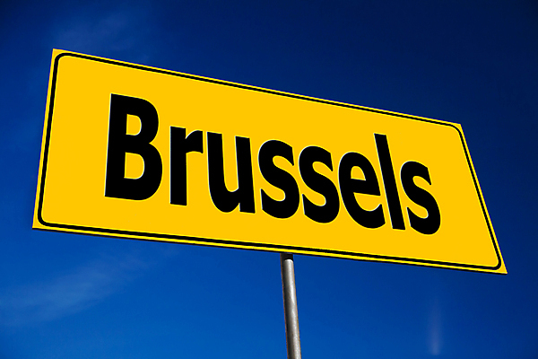 포토 JPG 해외이미지 도로 여행 컨셉 가이드 텍스트 교통시설 표시 하늘 거리 아이디어 프레임 광고판 사람없음 파란색 단어 노란색 정보 시골 도시 표지판 메시지 선택 방향 교차로 알림 심볼 사인 도로표지판 벨기에 공지사항 네비게이션 다음 루트 방법 브뤼셀 조언 해외포토 직업 문자 길 컬러 교통 알림판 시설 판 서유럽 파일형식 이미지허브