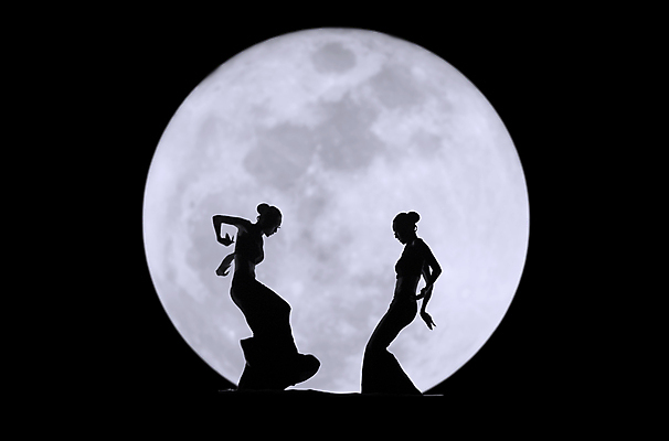 포토 JPG 해외이미지 모델 직업 드레스 여자 실루엣 아시아 음악 미술 사람 동양인 여러명 두명 치마 뷰티 중국 공연 댄서 무대 춤 우아함 발레 열정 단아함 특별함 해외포토 옷 감정 나라 다수 컨셉 하의 문화예술 촬영기법 인종 이벤트 파일형식 이미지허브