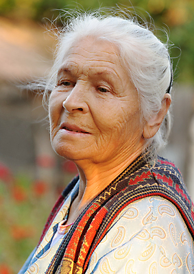 포토 JPG 해외이미지 백인 1 웰빙 여자 노년 감정 얼굴 백그라운드 자연 건강 한명 사람 성인 야외 빛 햇빛 회색 흰색 표현 주름 은퇴 심각 옛날 진짜 유일 표현성 해외포토 서양인 컬러 컨셉 신체부위 태양 생태계 파일형식 이미지허브