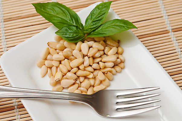 포토 JPG 해외이미지 아시아 음식 포크 잎 재료 건조 건강 요리 씨앗 동양인 사람없음 흰색 기구 소나무 맛 먹기 준비 채식주의자 맛있는 해외포토 나무 식물 식기 나라 컬러 컨셉 모션 인종 채식 파일형식 이미지허브