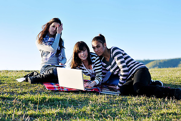 포토 JPG 해외이미지 백인 학생 라이프스타일 계절 공원 여자 교육 행복 자연 하늘 함께함 미소 웃음 사람 소녀 성인 사람없음 야외 10대 초록색 친구 노트북 스터디 컴퓨터 청춘 뷰티 공책 우정 기쁨 가을 그룹 해외포토 서양인 공공시설 감정 어린이 컬러 컨셉 관계 청소년 문구용품 표정 생활 전자제품 학습 생태계 파일형식 이미지허브