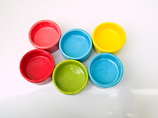 포토 JPG 해외이미지 분홍색 백그라운드 촛불 태국 손잡이 사람없음 장식 빨간색 초록색 파란색 컬러풀 노란색 흰색 도자기 오브젝트 흰배경 촛대 수공예 강렬 고립 보유 핸드메이드 해외포토 아시아 컬러 초 공예 파일형식 이미지허브