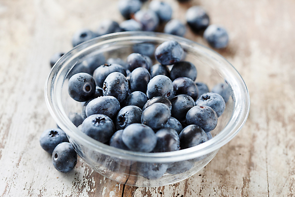 포토 JPG 해외이미지 열매 사람없음 아웃포커스 신선 달콤 블루베리 유리그릇 나무배경 해외포토 식물 그릇 백그라운드 과일 유리 촬영기법 맛 파일형식 이미지허브